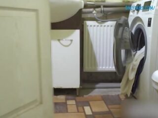 Pieprzenie jej tyłek podczas ona stuck w mycie maszyna - amatorskie laska wytrysk 4k