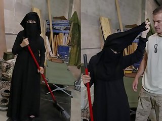 Prehliadka na korisť - moslim žena sweeping dlážka dostane noticed podľa chlipný americké soldier