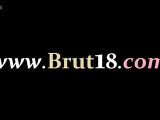 Brutalus analinis nešvankus klipas su kinietiškas harlot jaunas ponia