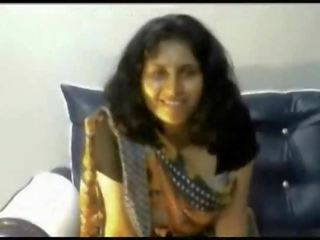 Desi indiana jovem fêmea descascamento em saree em webcam mostrando bigtits