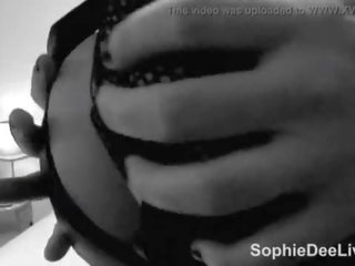 Gros seins britannique pornstar sophie dee masturbe pour vous en noir et blanc