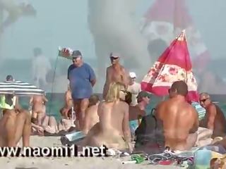 Naomi1 punhetas um jovem rachar em um público praia