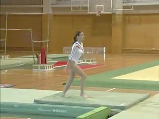 Claudia - seins nus gymnastics